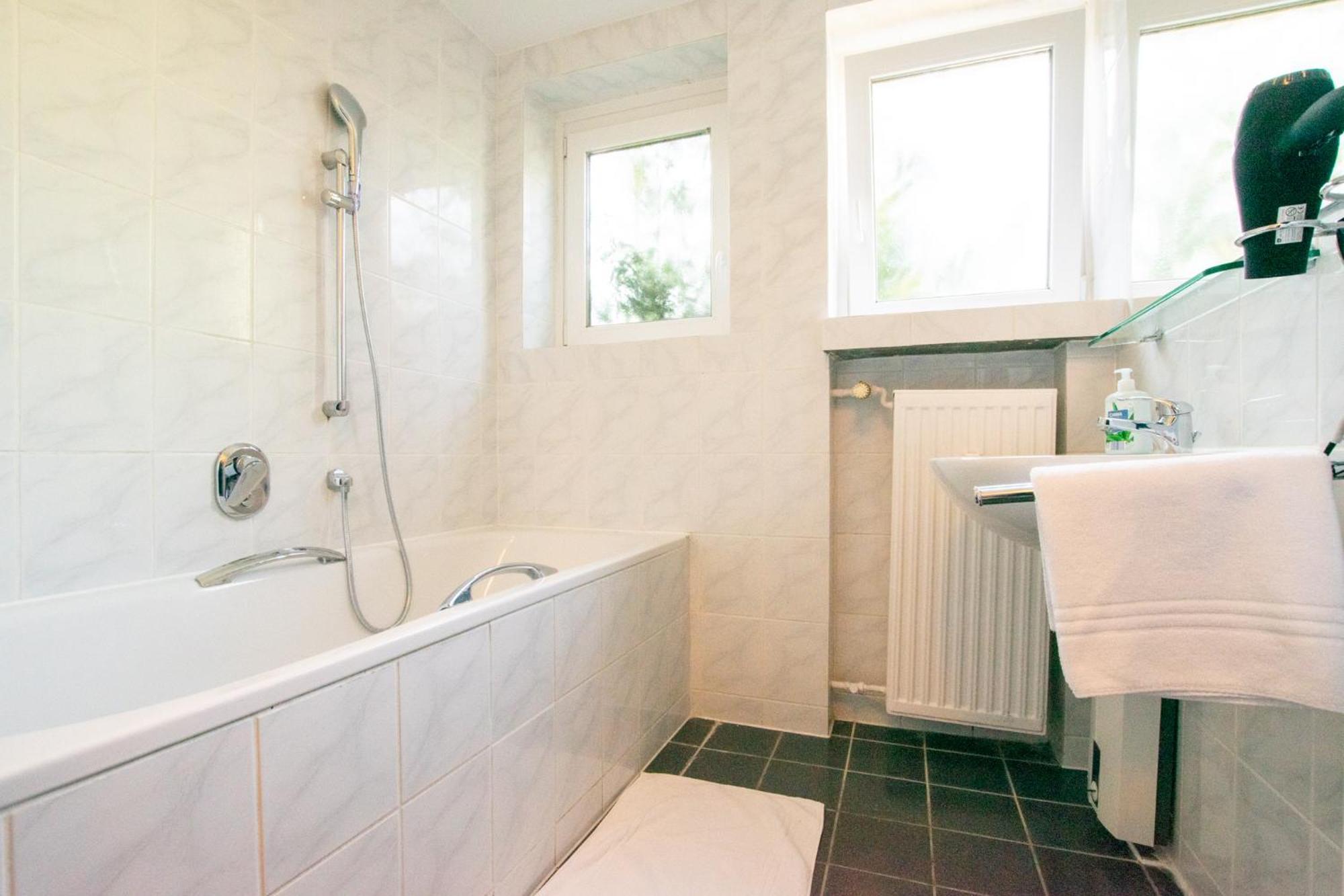 Raj Living - 1 , 3 And 4 Room Apartments - 20 Min Messe Dus & Airport Dus 메어부쉬 외부 사진